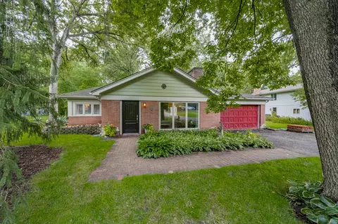 29 W144 Oak Ln, Warrenville, IL 60555