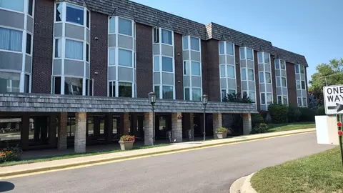 400 Ascot Dr #101L, Park Ridge, IL 60068