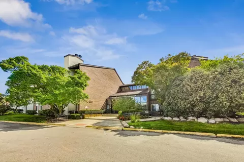 3085 Pheasant Creek Dr #202, Northbrook, IL 60062