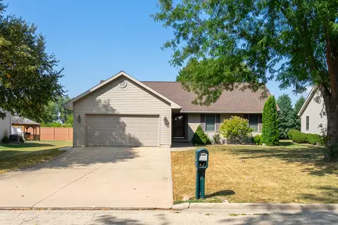 2738 Becker Dr, Peru, IL 61354