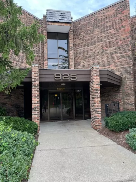 925 Spring Hill Dr #112, Northbrook, IL 60062
