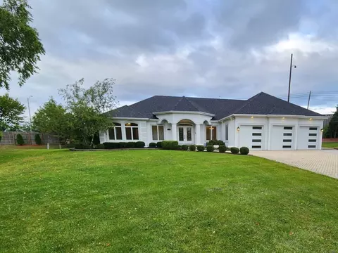 24 Glenoble Ct, Oak Brook, IL 60523
