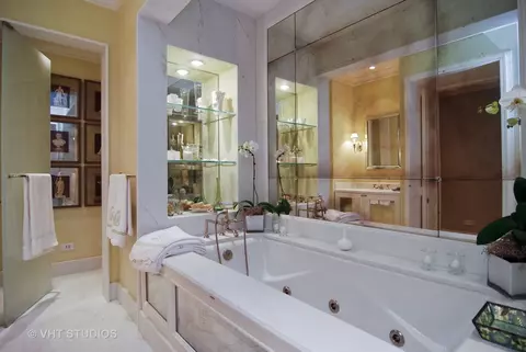 Bath - 159 E Walton Pl #7D, Chicago, IL 60611 photo 2 of 7