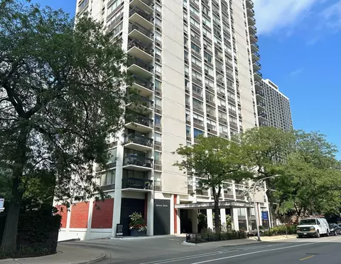 1455 N Sandburg Ter #304, Chicago, IL 60610