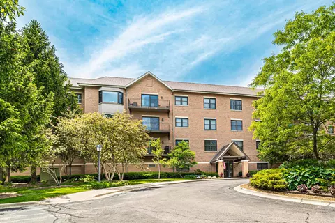 20 Trafalgar Sq #402, Lincolnshire, IL 60069