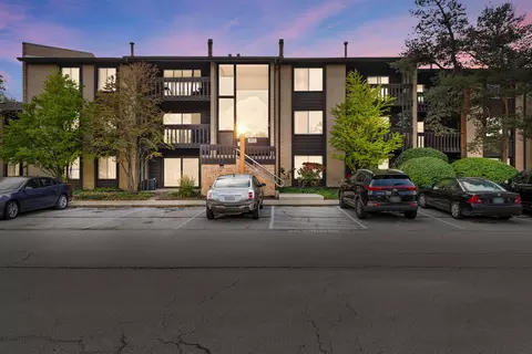 6177 Knoll Wood Rd #304, Willowbrook, IL 60527