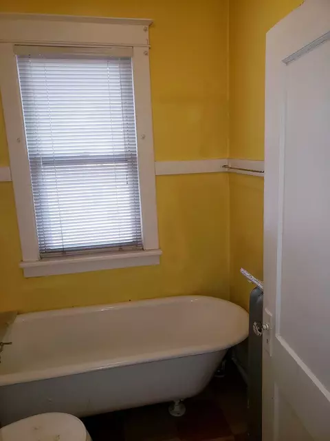 Bath - 602 E 92nd St, Chicago, IL 60619 photo 3 of 4