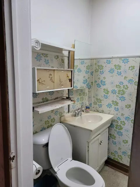 Bath - 602 E 92nd St, Chicago, IL 60619 photo 2 of 4