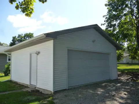 218 E Central St, Princeton, IL 61356 photo 3