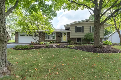 401 Greenfield Cir, Geneva, IL 60134