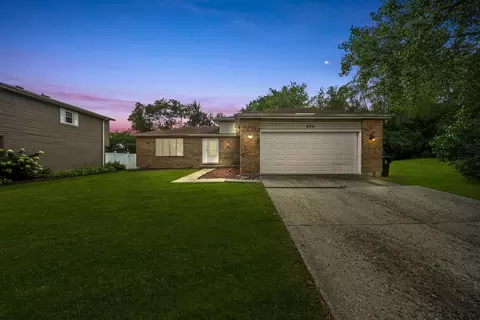 225 Polo Club Dr, Glendale Heights, IL 60139
