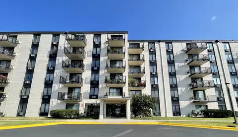 9074 Terrace Dr #4B, Niles, IL 60714