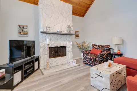 601 Dunham Rd, Gurnee, IL 60031 photo 6
