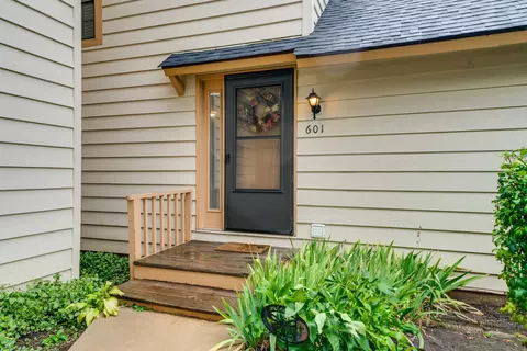 601 Dunham Rd, Gurnee, IL 60031 photo 2