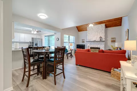 601 Dunham Rd, Gurnee, IL 60031 photo 4