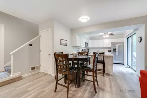 601 Dunham Rd, Gurnee, IL 60031 photo 5