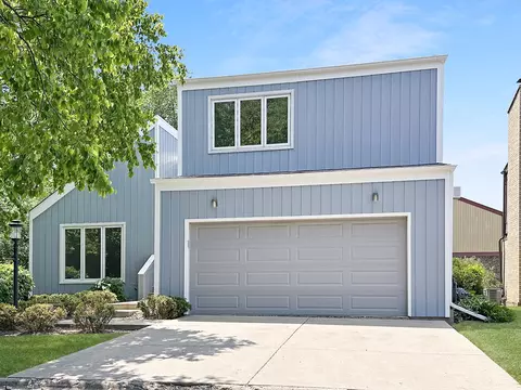 2471 Cobblewood Dr, Northbrook, IL 60062