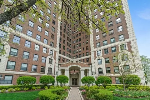 5555 S Everett Ave #D-8, Chicago, IL 60637