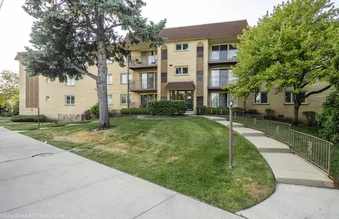 6440 W Devon Ave #201, Chicago, IL 60631