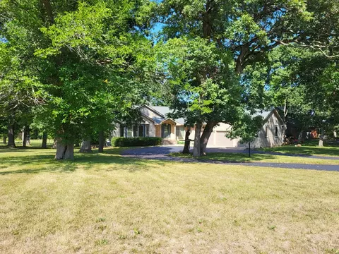10120 E Hickory Ridge Dr, Rochelle, IL 61068
