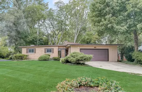 1002 Gary Ct, Wheaton, IL 60187 photo 2