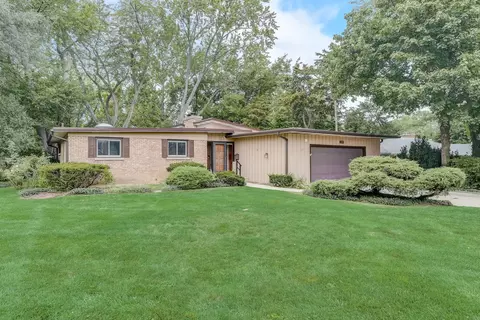 1002 Gary Ct, Wheaton, IL 60187