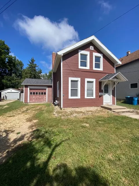 705 W 2nd St, Dixon, IL 61021