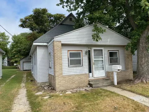 1217 W 4th St, Dixon, IL 61021