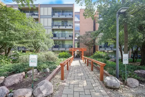 6020 Oakwood Dr #4A, Lisle, IL 60532