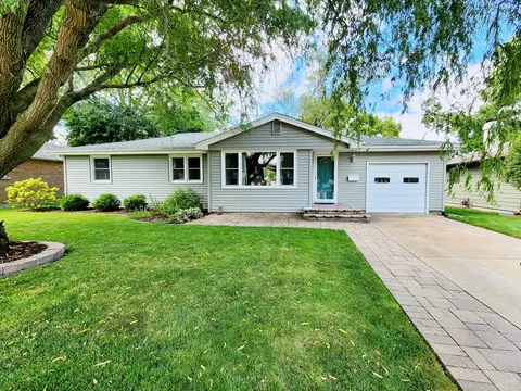 559 Dennis Ave, Bradley, IL 60915