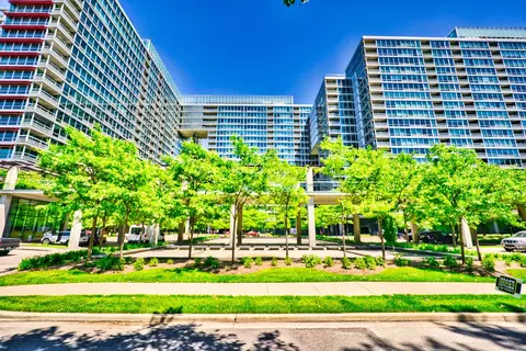 9655 Woods Dr #403, Skokie, IL 60077