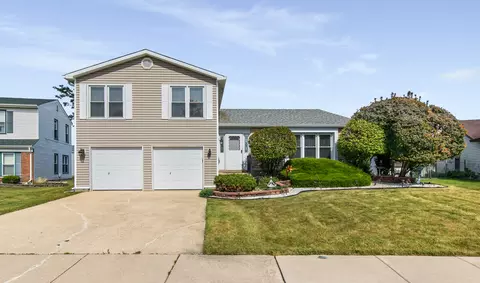 88 Green Meadows Dr, Glendale Heights, IL 60139