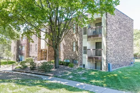 2037 Country Club Dr #14, Woodridge, IL 60517