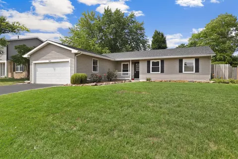2430 N Crescent Ln, Aurora, IL 60504