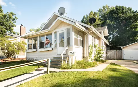 734 E 2nd St, Dixon, IL 61021