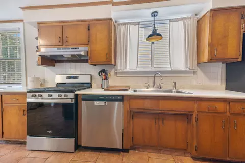 Kitchen - 415 N Oak St, Itasca, IL 60143 photo 3 of 4