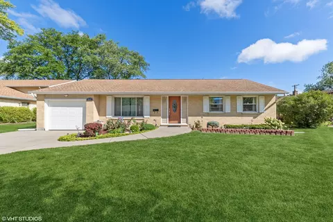 908 W Brittany Dr, Arlington Heights, IL 60004