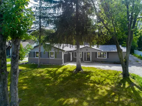 2412 Highwood Rd, Mchenry, IL 60051