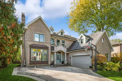907 Queens Ln, Glenview, IL 60025