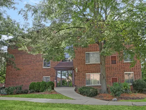 960 Perrie Dr #301, Elk Grove Village, IL 60007