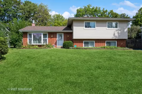 1710 Hazelwood Dr, Lindenhurst, IL 60046