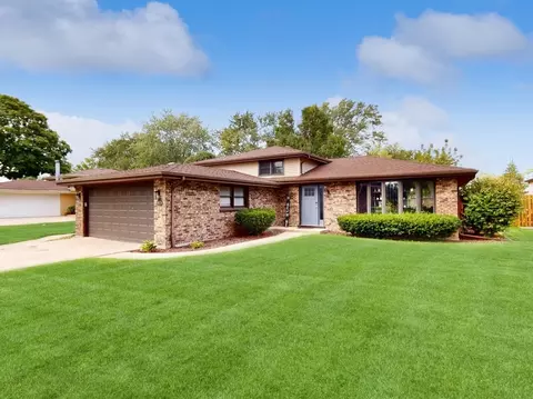18 W720 80th Pl, Downers Grove, IL 60516