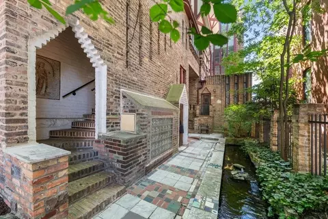 155 W Burton Pl #2, Chicago, IL 60610