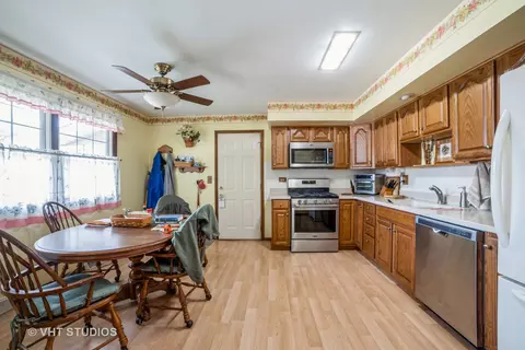 1875 Kingman Dr, Elgin, IL 60123 photo 4