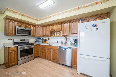 1875 Kingman Dr, Elgin, IL 60123 photo 3