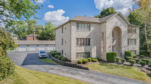 32 E Hattendorf Ave #1A, Roselle, IL 60172