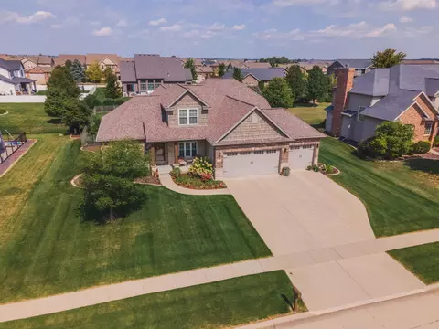 4 Ann Arbor Ct, Bloomington, IL 61705