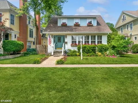 304 Broadway St, Libertyville, IL 60048