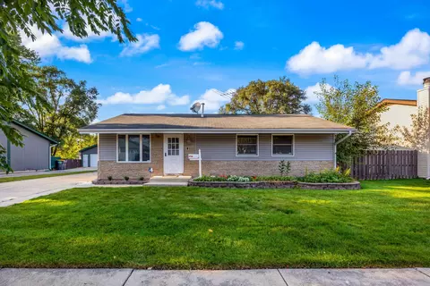 706 Hillside Dr, Streamwood, IL 60107