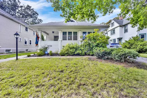 56 Kimbark Rd, Riverside, IL 60546